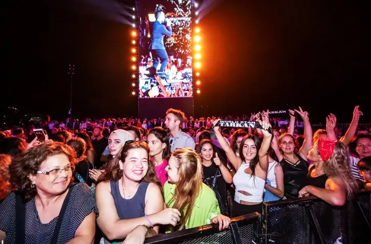 دختر ازمیری در کنسرت تارکان ازمیر